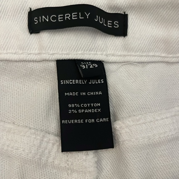 NWT Sincerely Jules Super High Rise White Distressed Mom Jeans Size 9/29 - Picture 3 of 12
